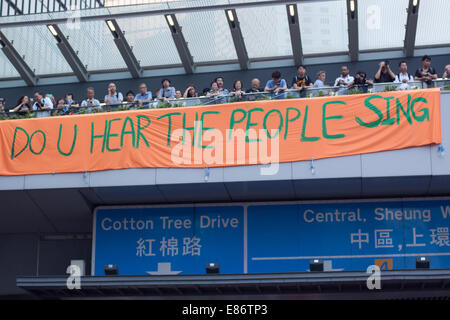 Hong Kong. 30 Septembre, 2014. Inscrivez-vous sur le pont. Manifestations contre la décision de Beijing à Hong Kong offre les électeurs, le choix des candidats aux élections 2017 Chef de l'exécutif dans la liste approuvée des candidats, plutôt que d'une liste ouverte. Credit : SCWLee/Alamy Live News Banque D'Images