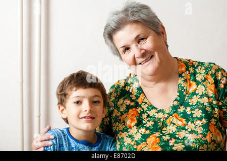 Grand-mère et son petit-fils à la recherche de l'appareil photo. À l'intérieur de l'image. Banque D'Images