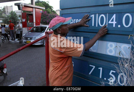 L'évolution de l'employé de la pompe à carburant le prix du carburant diminue après que les prix sur les produits pétroliers, à Karachi le mercredi, Octobre 01, 2014. Pakistan : le gouvernement fédéral a approuvé jusqu'à Rs2.95 par litre couper dans le prix des produits pétroliers (POL) du 1 octobre de porter assistance aux consommateurs. Le nouveau prix de l'essence sera Rs103.62 après une réduction de la rs2.94 ; High Octane Composante mixte (HOBC) sera fixé à Rs131.13, une réduction de la rs1.88 ; huile de kérosène sera fixé à Rs95.60 après une coupure de Rs1.31 ; diesel à haute vitesse sera fixé à Rs107.39, Banque D'Images