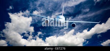 Avion de passagers volant dans les nuages Banque D'Images