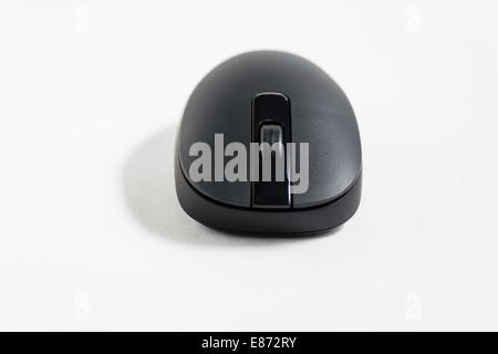 Souris pc noir sur fond blanc avec ombre Banque D'Images