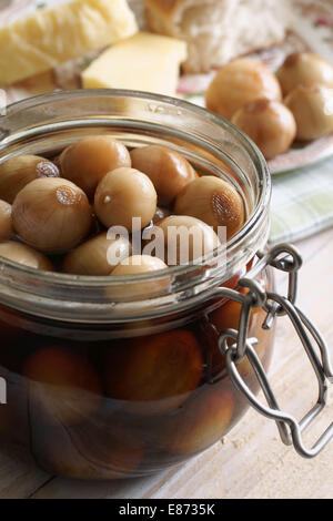 Accueil oignons marinés dans le vinaigre de malt servi avec pain et fromage Banque D'Images