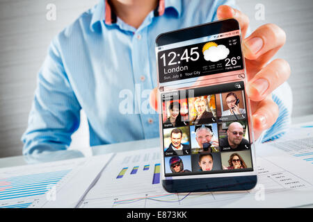 Phablet téléphone intelligent (futuriste) avec un affichage transparent de mains humaines. Notion que les idées novatrices et les meilleures technologies de l'humanité. Banque D'Images