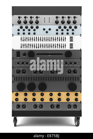 Les processeurs d'effets audio dans un rack isolé sur fond blanc Banque D'Images