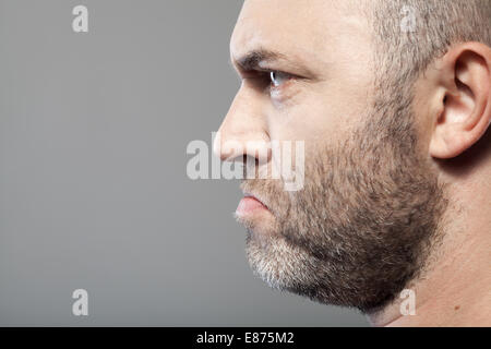 Portrait de l'homme sombre côté isolé sur fond gris avec copyspace Banque D'Images