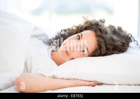 Belle jeune femme se réveiller Banque D'Images