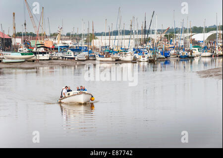 Un petit bateau à moteur plein de passagers sur la rivière Blackwater dans l'Essex. Banque D'Images