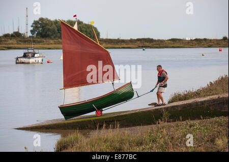 Un homme lancer un Heybridge Roach sur la rivière Blackwater dans l'Essex. Banque D'Images