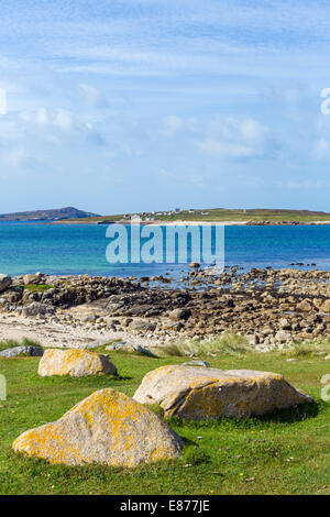 La côte au nord de Derrybeg en regardant vers l'île d'Inishmeane, Gweedore, comté de Donegal, en République d'Irlande Banque D'Images