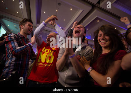 Pro-Union célébrer comme partisans viennent dans les résultats pour le référendum l'indépendance de l'Ecosse, Glasgow, Ecosse Banque D'Images