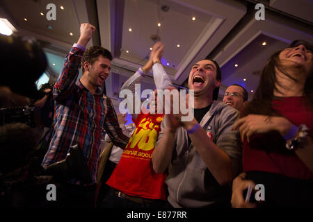 Pro-Union célébrer comme partisans viennent dans les résultats pour le référendum l'indépendance de l'Ecosse, Glasgow, Ecosse Banque D'Images