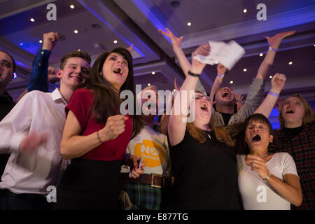 Pro-Union célébrer comme partisans viennent dans les résultats pour le référendum l'indépendance de l'Ecosse, Glasgow, Ecosse Banque D'Images