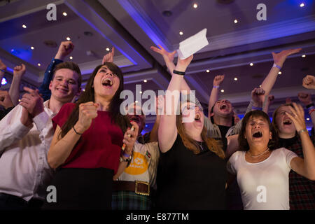 Pro-Union célébrer comme partisans viennent dans les résultats pour le référendum l'indépendance de l'Ecosse, Glasgow, Ecosse Banque D'Images