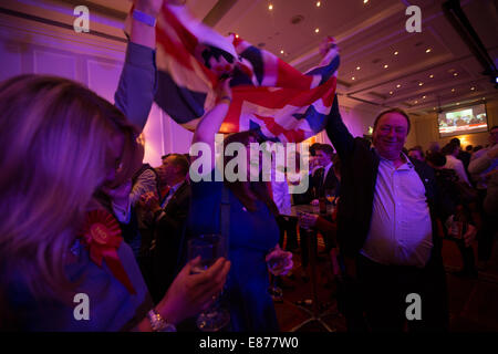 Pro-Union célébrer comme partisans viennent dans les résultats pour le référendum l'indépendance de l'Ecosse, Glasgow, Ecosse Banque D'Images