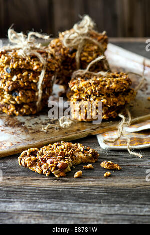 Pile de biscuits céréales fait maison avec des graines de tournesol Banque D'Images