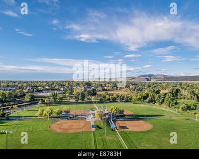 Vue aérienne d'un parc local avec terrains de baseball à Fort Collins, Colorado, tourné à partir d'un drone volant bas Banque D'Images