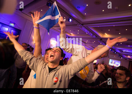 Pro-Union célébrer comme partisans viennent dans les résultats pour le référendum l'indépendance de l'Ecosse, Glasgow, Ecosse Banque D'Images