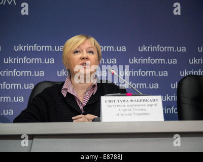 Svetlana Fabricant. 1 octobre, 2014. Les administrateurs de chef de parti politique ''strong'' de l'Ukraine -- parti politique ''strong'' de l'Ukraine, a présenté le projet ''Voice des élections - le droit de chacun, '' conçu pour aider les personnes déplacées à l'intérieur de la zone de guerre pour prendre part dans les premières élections à la Verkhovna Rada le 26 octobre. Comme dit le sous-chef du parti Svetlana Fabricant, tous les immigrants qui veulent voter à une élection a le droit de le faire dans la région du pays, où il est aujourd'hui. © Igor Golovniov/ZUMA/Alamy Fil Live News Banque D'Images