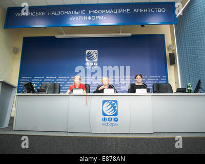 Parti politique 'strong' de l'Ukraine a présenté le projet "Les Voix de l'élection - le droit de chacun", conçu pour aider les personnes déplacées à l'intérieur de la zone de guerre pour prendre part dans les premières élections à la Verkhovna Rada le 26 octobre. Comme dit le sous-chef du parti Svetlana Fabricant, tous les immigrants qui veulent voter à une élection a le droit de le faire dans la région du pays, où il est aujourd'hui. Banque D'Images