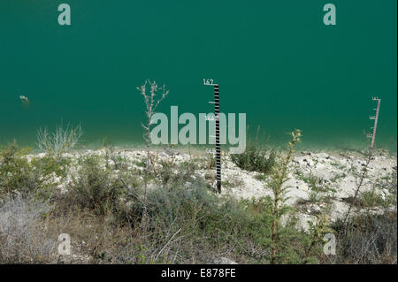 Indicateurs de niveau d'eau à Evretou Dam, Chypre Banque D'Images