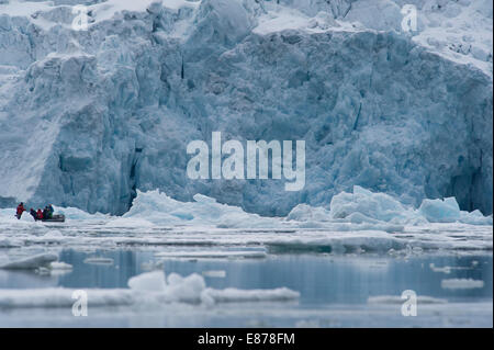 Une petite croisière Zodiac à proximité d'un glacier dans l'Arctique, Spitzberg, Svalbard Raudfjord Banque D'Images