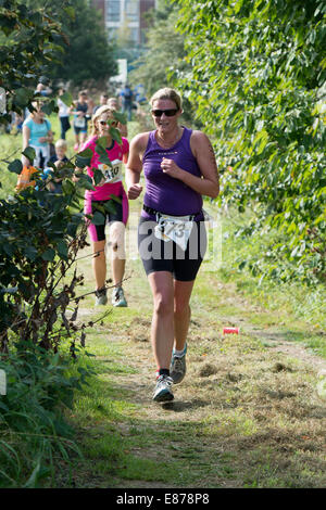 Les femmes s'exécutant dans le Warwickshire, triathlon, Stratford-upon-Avon, Royaume-Uni Banque D'Images