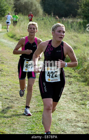 Les femmes s'exécutant dans le Warwickshire, triathlon, Stratford-upon-Avon, Royaume-Uni Banque D'Images