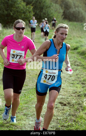 Les femmes s'exécutant dans le Warwickshire, triathlon, Stratford-upon-Avon, Royaume-Uni Banque D'Images