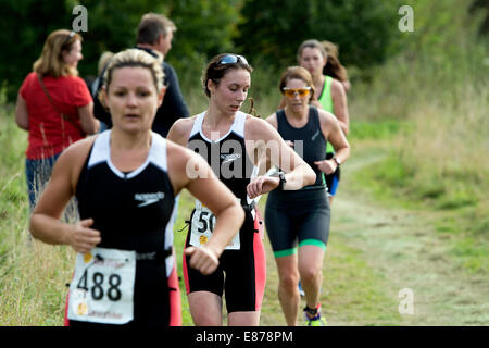 Les femmes s'exécutant dans le Warwickshire, triathlon, Stratford-upon-Avon, Royaume-Uni Banque D'Images