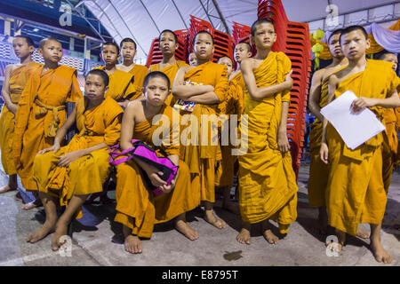 Bangkok, Thaïlande. 1 octobre, 2014. Novices bouddhistes regarder un service religieux au Wat Yannawa (également orthographié Yan Nawa) au cours de la Vegetarian Festival à Bangkok. Le festival est célébré dans toute la Thaïlande. C'est la version thaïlandaise de l'empereur les neuf dieux Festival, une célébration taoïste de neuf jours à compter de la veille du 9e mois lunaire du calendrier chinois. Credit : ZUMA Press, Inc./Alamy Live News Banque D'Images