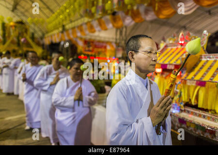 Bangkok, Thaïlande. 1 octobre, 2014. Une procession devant le firewalking Yannawa à Wat Yan Nawa (aussi écrit) au cours de la Vegetarian Festival à Bangkok. Le festival est célébré dans toute la Thaïlande. C'est la version thaïlandaise de l'empereur les neuf dieux Festival, une célébration taoïste de neuf jours à compter de la veille du 9e mois lunaire du calendrier chinois. Credit : ZUMA Press, Inc./Alamy Live News Banque D'Images