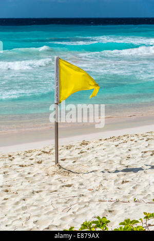 Les sauveteurs jaune prudence drapeau sur Accra beach, Barbade, Antilles Banque D'Images