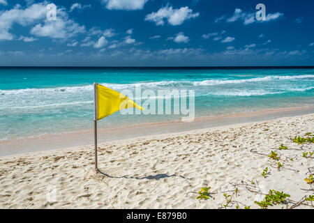 Les sauveteurs jaune prudence drapeau sur Accra beach, Barbade, Antilles Banque D'Images