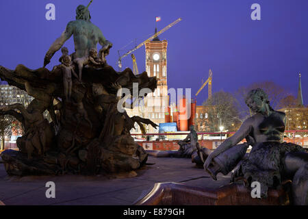 Berlin, Allemagne, Fontaine de Neptune et Rotes Rathaus, entre construction de l'emplacement de la ligne de métro U5 Banque D'Images