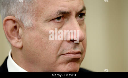 Washington, DC, USA. 1 octobre, 2014. Le Premier Ministre Benjamin Netanyahu d'Israël parle de la presse dans le bureau ovale de la Maison blanche avant une réunion avec le président des États-Unis, Obama, mercredi, Octobre 1, 2014 à Washington, DC, USA. Crédit : Olivier Douliery/CNP/dpa/Alamy Live News Banque D'Images