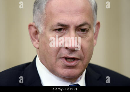 Washington, DC, USA. 1 octobre, 2014. Le Premier Ministre Benjamin Netanyahu d'Israël parle de la presse dans le bureau ovale de la Maison blanche avant une réunion avec le président des États-Unis, Obama, mercredi, Octobre 1, 2014 à Washington, DC, USA. Crédit : Olivier Douliery/CNP/dpa/Alamy Live News Banque D'Images