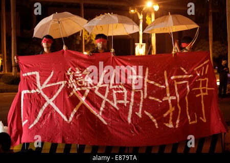 Taipei. 1er octobre 2014. Les changements proviennent de 'révolution.'Hong Kong les étudiants qui étudient à Taiwan a pris des parapluies comme si contre gaz lacrymogènes. Ils ont demandé des Taiwanais à écrire des prières pour Hong Kong sur chaque umbrealla. Des milliers de personnes se sont réunies à la place de la liberté à Taipei pour montrer leur soutien à Hong Kong en vue d'élection directe. L'occasion a eu lieu par des dizaines de groupes sociaux et a eu lieu à différents endroits entre les différentes villes de Taiwan. Credit : PACIFIC PRESS/Alamy Live News Banque D'Images