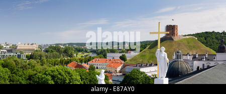 Vue panoramique sur la cathédrale de l'horloge au-dessus de la Cathédrale/Katedra et vers la tour de Gediminas/Boxto, Vilnius, Lituanie Banque D'Images