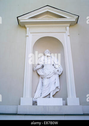 Détail extérieur d'une statue dans un portique sur le mur de la cathédrale de Vilnius/Katedra, Vilnius, Lituanie Banque D'Images