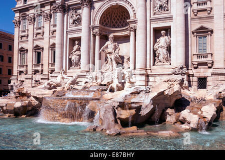 Fontaine de Trevi, la plus grande fontaine baroque, un hôtel de luxe à Rome, Italie Banque D'Images