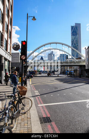 Pont de chemin de fer sur Shoreditch High Street avec la Broadgate Tower en arrière-plan, Londres Angleterre Royaume-Uni UK Banque D'Images