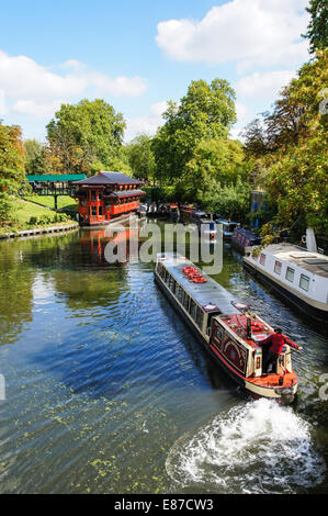 Regent's Canal dans Regent's Park Londres Angleterre Royaume-Uni UK Banque D'Images