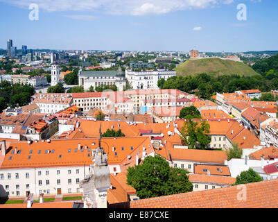 Un grand angle d'afficher l'ensemble de l'Université de Vilnius Vilnius campanile, dans Senamiestyje / Vieille Ville, Vilnius, Lituanie, withe Vilniu Banque D'Images