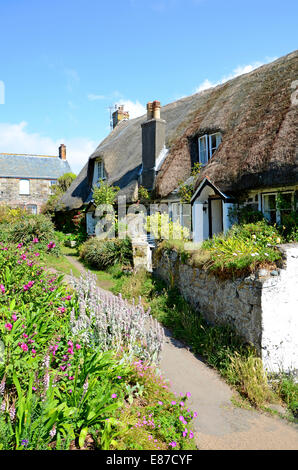 Chaumières dans le village de Cadgwith sur la péninsule de Lizard à Cornwall, UK Banque D'Images