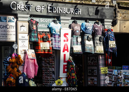 Crest of Edinburgh boutique de souvenirs sur le Royal Mile, Edinburgh Old Town Banque D'Images