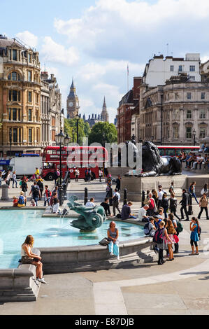 Les Londoniens et les touristes visiter Trafalgar Square Londres Angleterre Royaume-Uni UK Banque D'Images