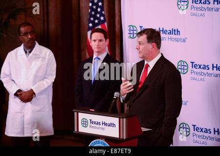 Houston, USA. 1 octobre, 2014. Dallas Le Maire Mike Rawlings (R) prend la parole lors d'une conférence de presse à la Texas Health Presbyterian Hospital dans le nord du Texas ville de Dallas, États-Unis, le 1er octobre 2014. Des fonctionnaires de l'État américain du Texas a confirmé mercredi que cinq étudiants qui ont été en contact avec l'homme diagnostiqué avec le virus Ebola sont surveillés et l'état du patient a été mis à niveau à partir de la critique pour sérieux. Credit : Xu Xun/Xinhua/Alamy Live News Banque D'Images