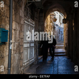 Deux hommes juifs dans la vieille ville de Jérusalem, Israël Banque D'Images