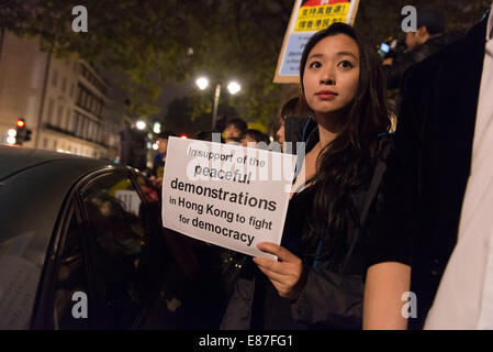 Londres, Royaume-Uni. 1er octobre 2014. Hong Kong de protestation devant l'ambassade de Chine à Londres : Crédit Subvention Vélaires/Alamy Live News Banque D'Images