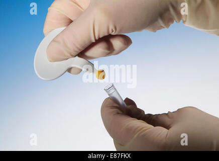 Tube à essai en plastique en cours d'ouverture pour les essais et la recherche médicale Banque D'Images